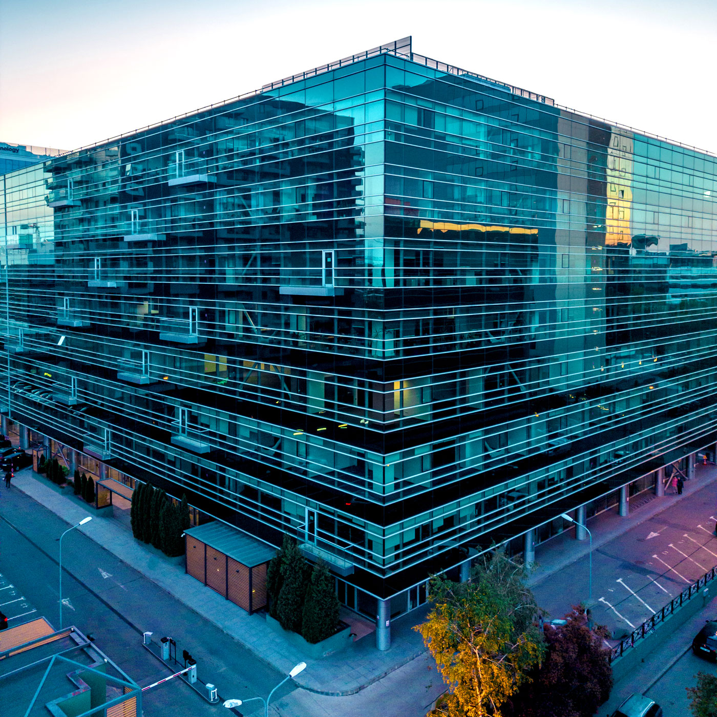 An modern office block in the middle of a city during the daytime