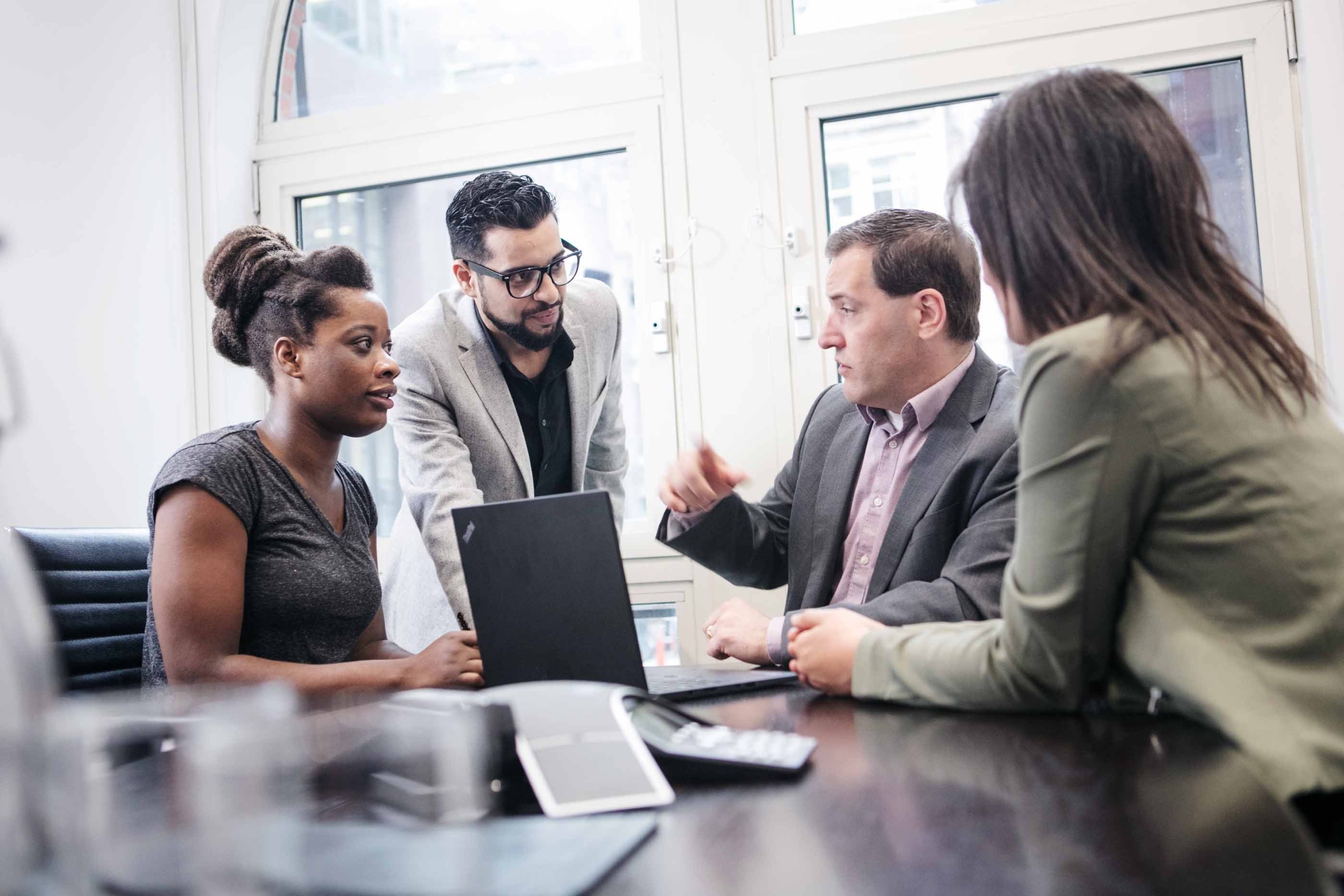 A group of men and women have a team meeting in a office